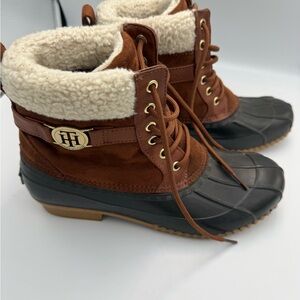 Women’s Size 9 Tommy Hilfiger Brown/Black Boots with Shearling Cold/Wet weather